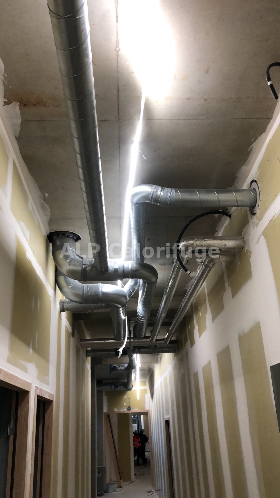 Calorifuge gaines circulaires finition alu couloir tertiaire