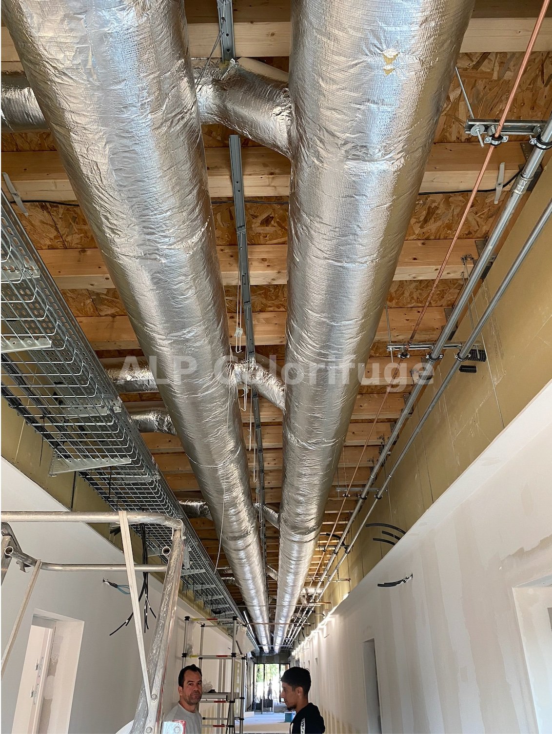 Calorifuge gaines circulaires finition alu charpente bois OSB logement collectif