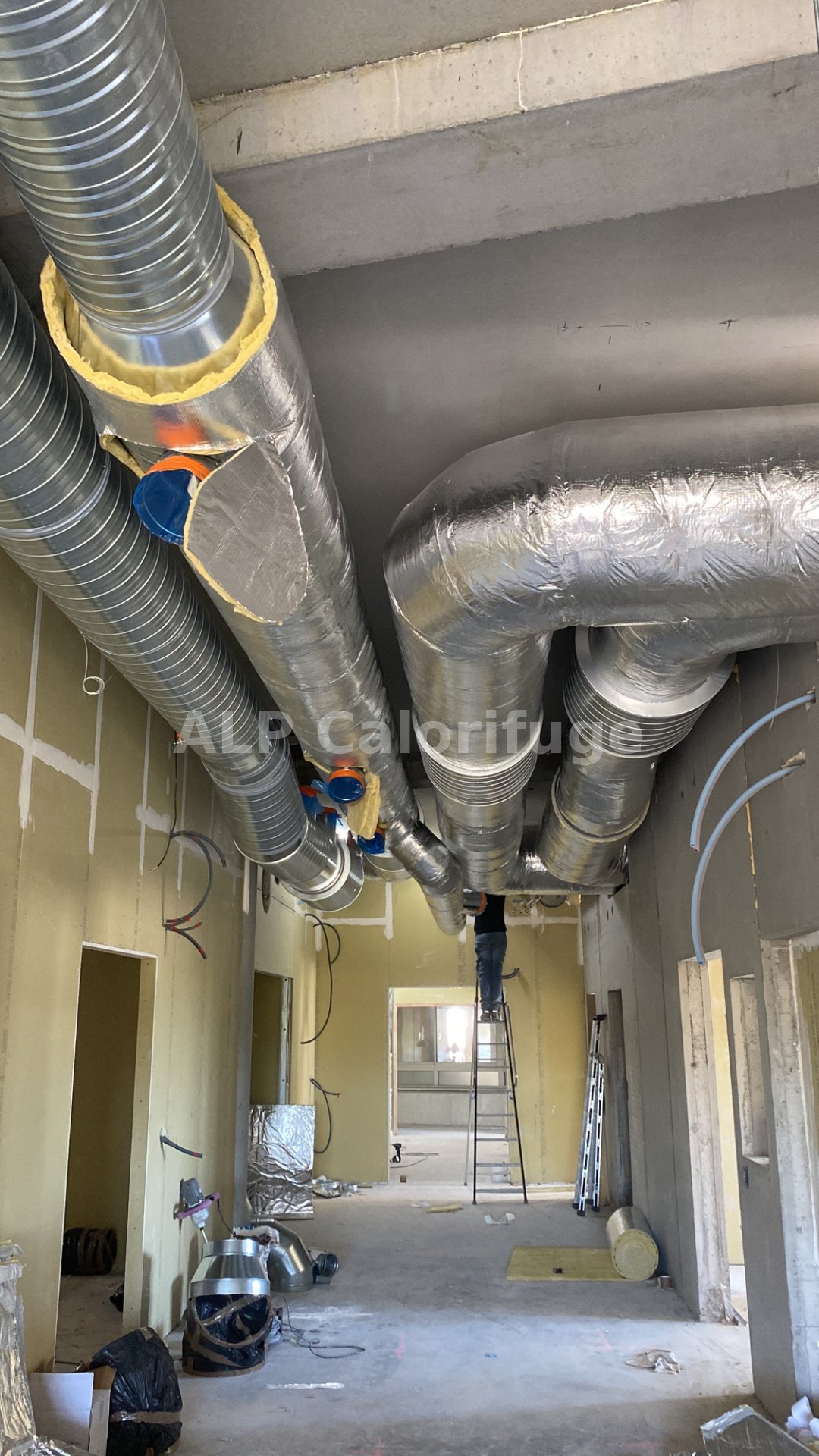 Calorifuge gaines circulaires laine de verre pose en cours